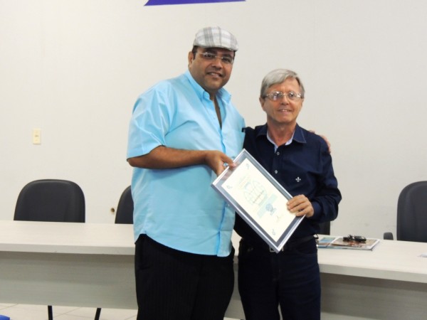 Professor Gomercindo recebe Certificado de Honra ao Mérito