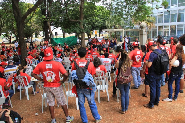Centenas participam do Dia Nacional de Luta em Defesa da Educação Pública