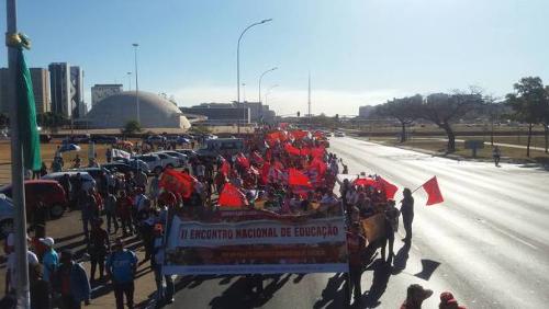 Três mil vão às ruas em Brasília em defesa da educação pública