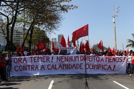 Manifestação na abertura dos jogos olímpicos denuncia retirada de direitos