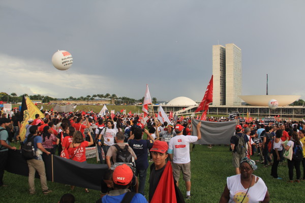 Gigantesca marcha contra PEC 55 é duramente reprimida em Brasília