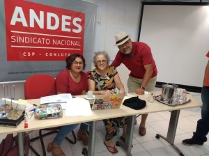 Professor Gilberto Correia, da APUG e 1º Secretário da Regional Planalto do ANDES, com a palestrante  Sara Granemann e a 1ª  tesoureira do ANDES, Raquel Dias Araújo.