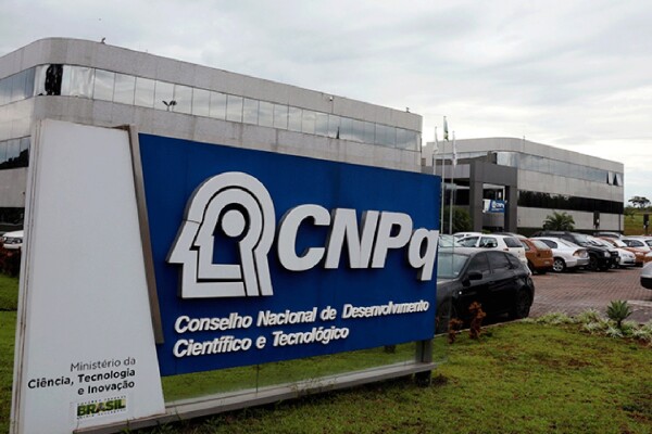 CNPq vai pagar apenas 12,8% das bolsas de pesquisas devido aos cortes orçamentários