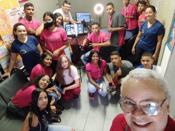 Alunos da Escola Estadual Dr. Waldir Lins visitam a Rádio Apug Web Rádio