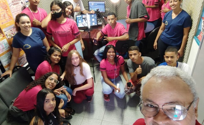 Alunos da Escola Estadual Dr. Waldir Lins visitam a Rádio Apug Web Rádio